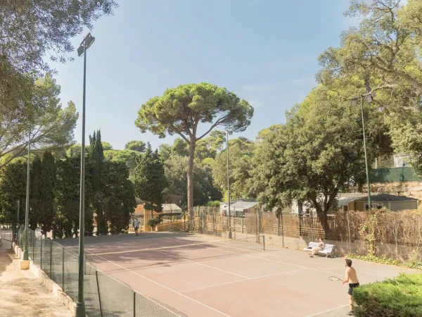 Tennisplatz des Campingplatzes Roan Internacional de Calonge.