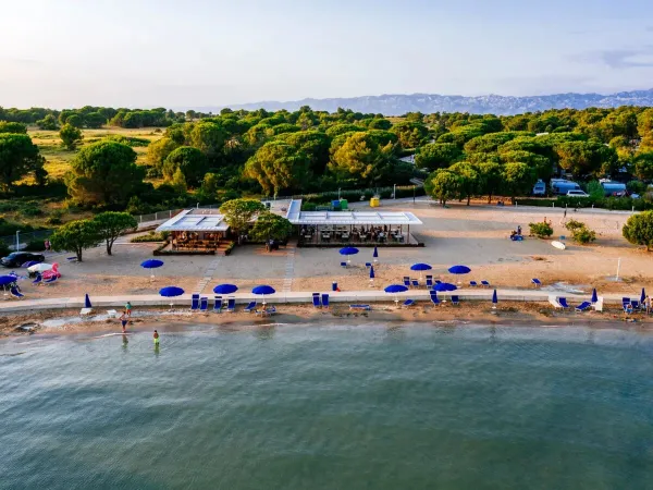 Strand und Strandbar auf dem Campingplatz Roan in der Ferienanlage Zaton.