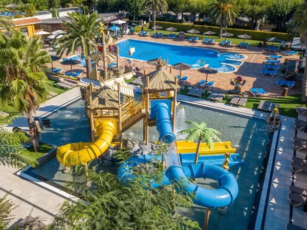 Übersicht über das Schwimmbad auf dem Roan Campingplatz La Masia.