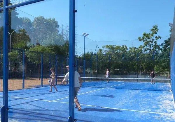 Der Padelplatz auf dem Roan-Campingplatz La Masia.