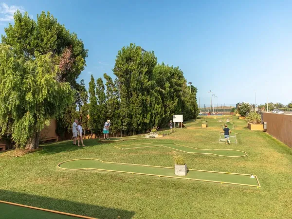 Minigolfplatz auf dem Campingplatz Roan in Playa Brava.