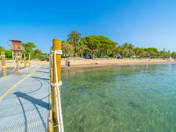 Pier im Meer auf dem Roan Campingplatz Playa Montroig.