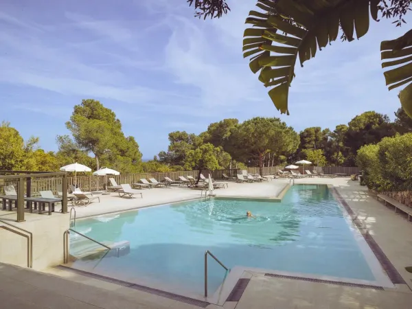 Übersicht Schwimmbad auf dem Roan Campingplatz Cala Gogo.