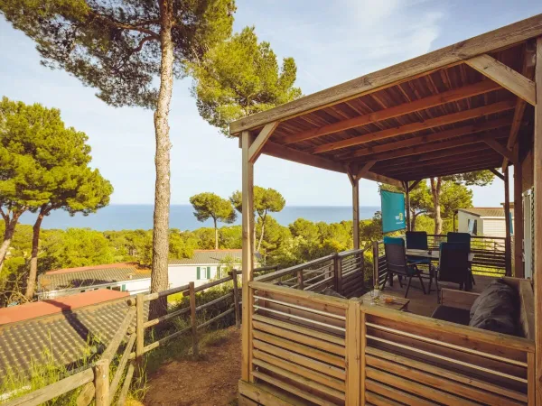 Meerblick vom Mobilheim Premium Plus Lounge auf dem Roan Campingplatz Cala Gogo.