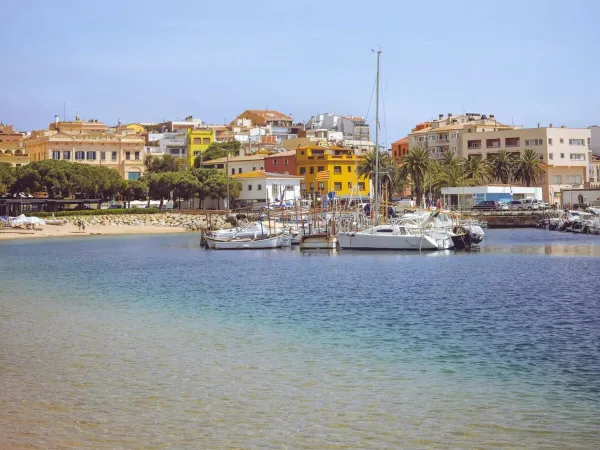 Atmosphärischer kleiner Hafen von Palamos am Roan-Campingplatz Playa Brava.