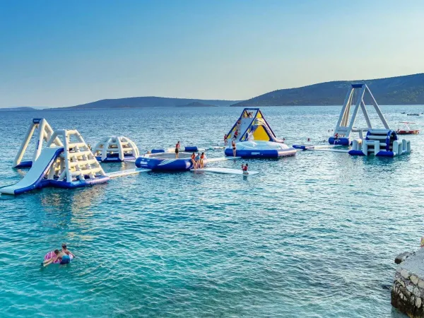 Wasserspielplatz im Meer auf dem Roan Campingplatz Amadria Park Camping Trogir.