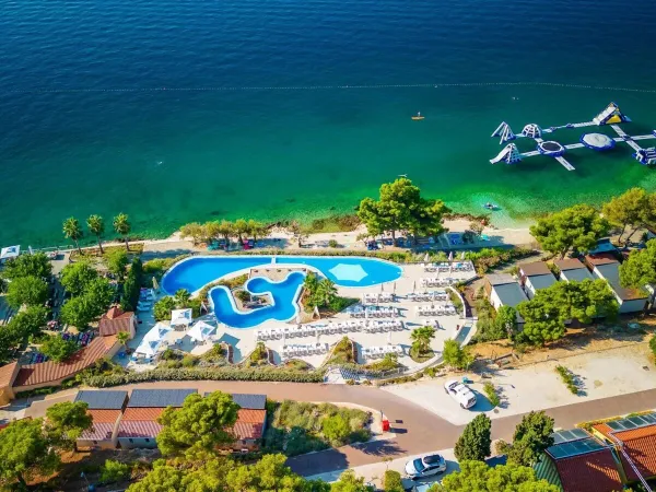 Überblick über Pool und Meer auf dem Campingplatz Roan Amadria Park Trogir.