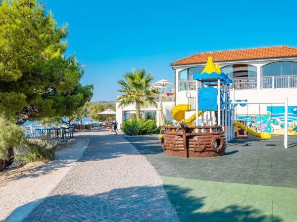 Spielplatz und Promenade auf dem Campingplatz Roan Amadria Park Trogir.