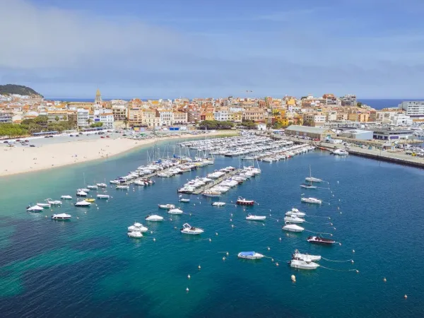 Atmosphärischer Hafen von Palamos in der Nähe des Roan-Campingplatzes Playa Brava.