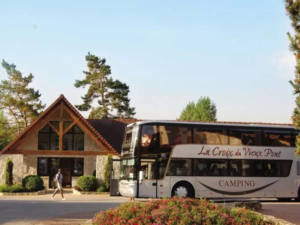 Der Bus, der jeden Dienstag vom Roan-Campingplatz La Croix du Vieux Pont nach Disneyland Paris fährt.