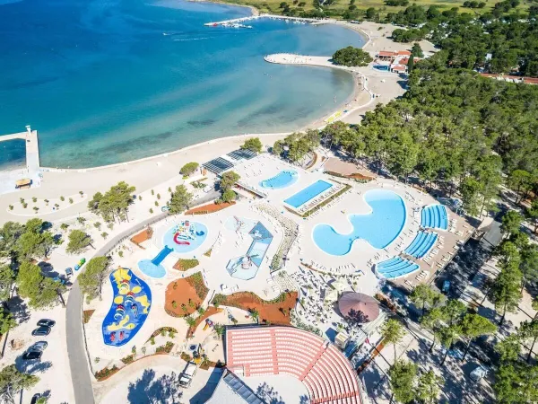 Überblick über den Swimmingpool und die schöne Bucht des Roan Campingplatzes Zaton Holiday Resort.