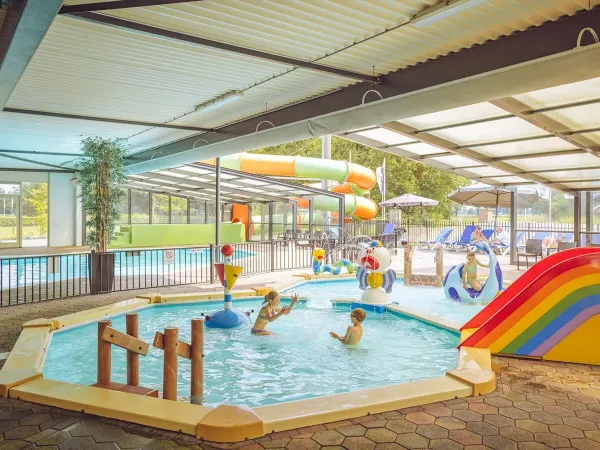 Spaß im Kinderbecken auf dem Roan Camping 't Veld.