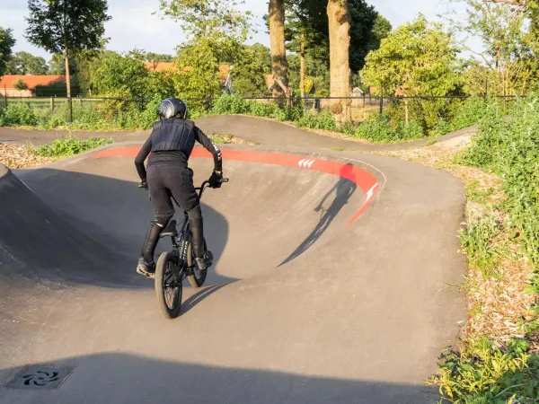 Pumptrack-Strecke auf dem Roan-Campingplatz De Twee Bruggen.