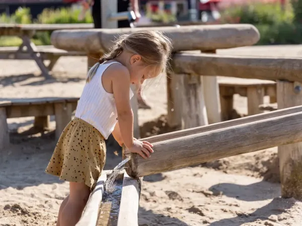 Spaß auf dem Wasserspielplatz auf dem Roan Camping De Twee Bruggen.