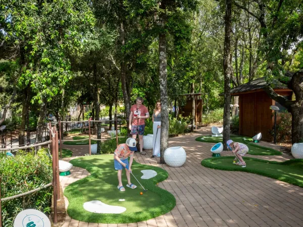 Minigolf auf dem Campingplatz Roan hu Montescudaio Dorf.