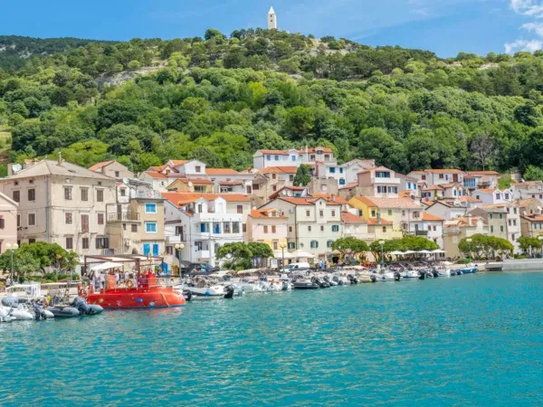 Das nahe gelegene Dorf auf dem Campingplatz Roan Baška Beach Resort