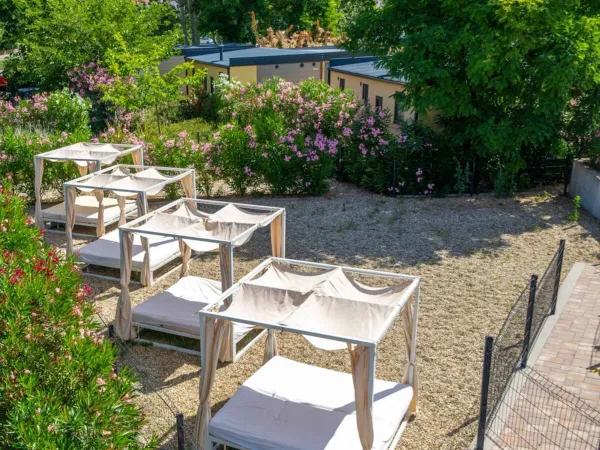 Lounge-Betten im Roan camping Baška Beach Resort