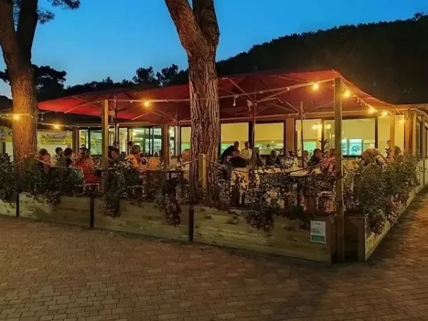 Volles Restaurant am Abend auf dem Roan Campingplatz Del Forte.