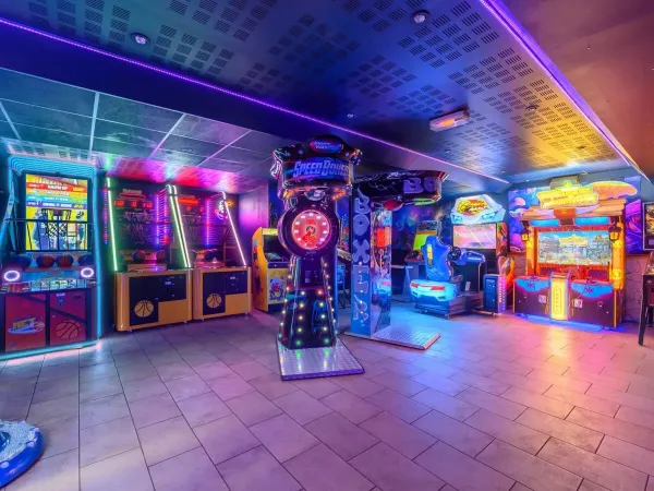 Spielautomaten auf dem Campingplatz La Croix du Vieux Pont in Roan.