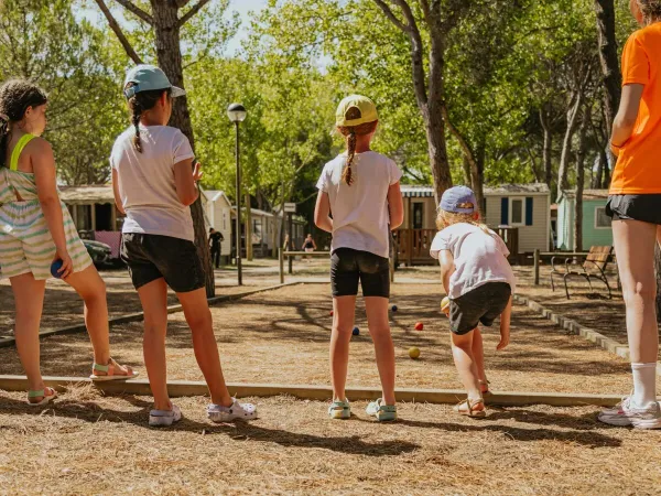 Pétanque spielen auf dem Roan Campingplatz Bella Terra.