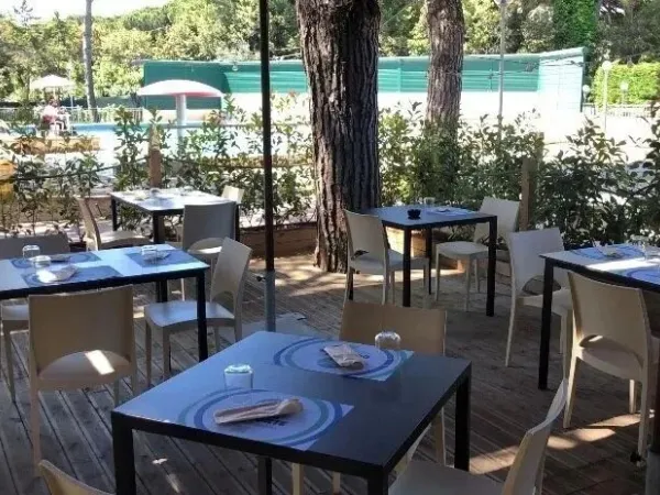 Schattige Terrasse am Pool des Roan Camping Del Forte.