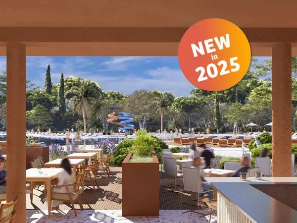 Impressionsbild der Terrasse des neuen Swimmingpools mit Rutschen auf dem Campingplatz Roan in der Ferienanlage Zaton.