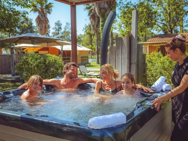Luxuriöses Mobilheim Supreme Plus mit Whirlpool auf dem Campingplatz Domaine de La Brèche in Roan.