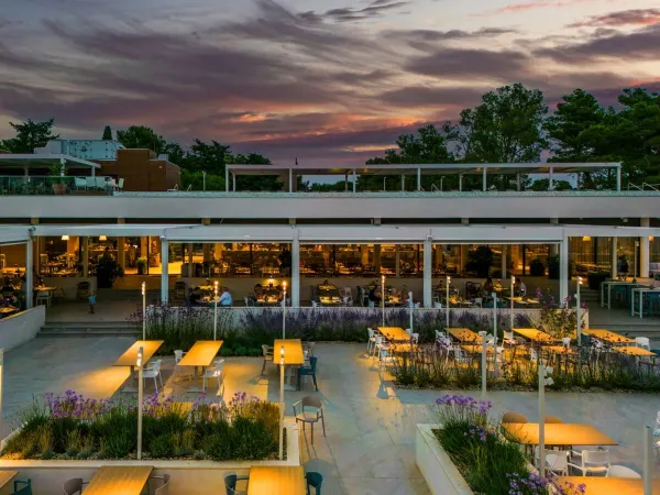 Stimmungsvolles Restaurant am Abend auf dem Campingplatz Roan Zaton Holiday Resort.