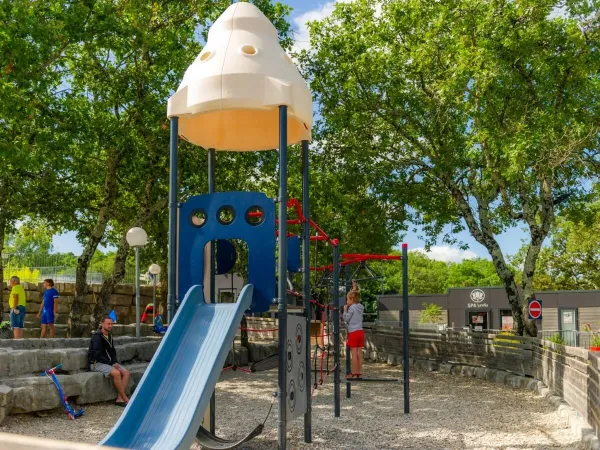 Der Spielplatz auf dem Campingplatz Roan Aluna Vacances.