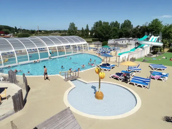 Übersicht Schwimmbad mit Planschbecken auf dem Campingplatz Roan Le Domaine de Beaulieu.