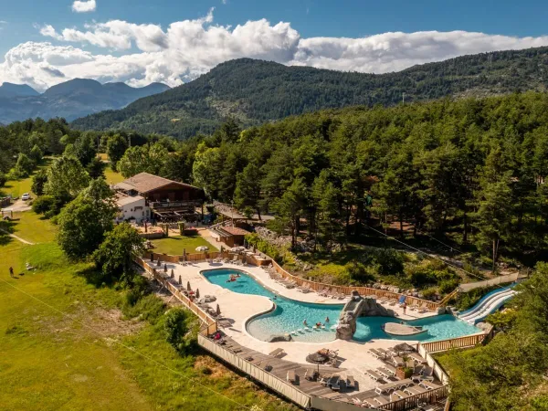 Blick von oben auf das Schwimmbad des Campingplatzes Roan Les Collines de Castellane.