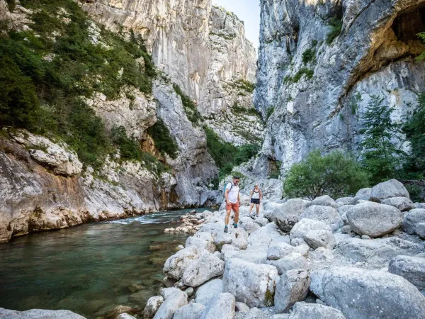 Wanderer in den Gorges du Verdon in der Nähe des Roan-Campingplatzes Les Collines de Castellane.