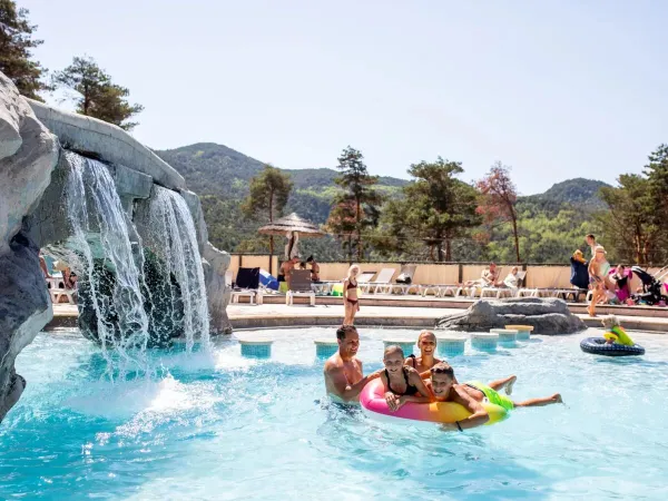 Eine Familie im Pool des Campingplatzes Les Collines de Castellane in Roan.