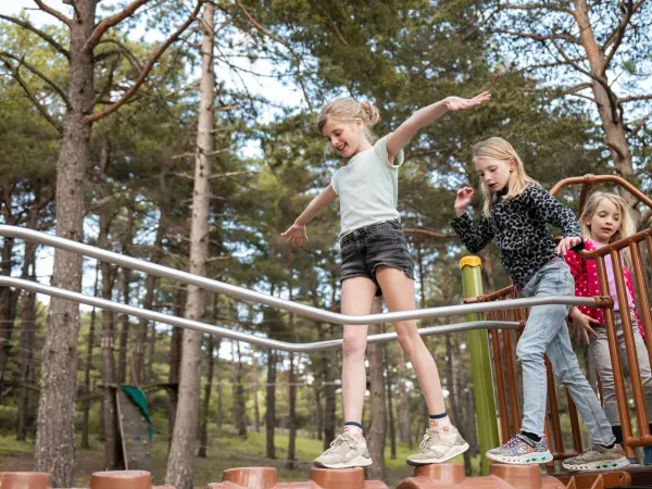 Mädchen auf dem Spielplatz des Roan-Campingplatzes Les Collines de Castellane.