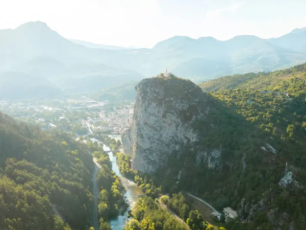 Blick von oben auf die Umgebung des Campingplatzes Roan Les Collines de Castellane.