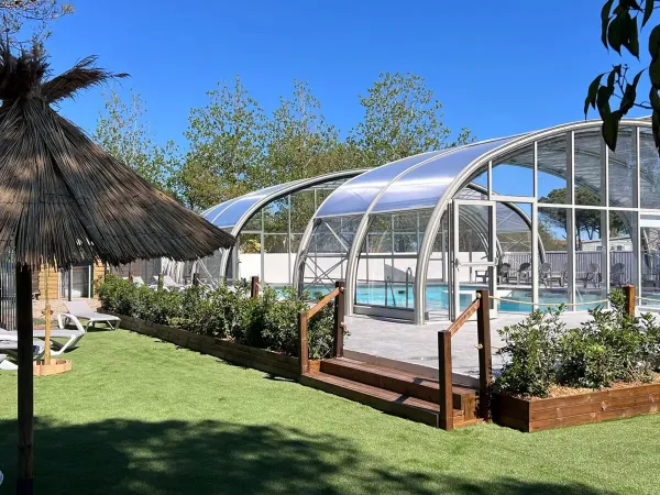 Das Hallenbad auf dem Campingplatz Roan Le Méditerranée Plage.