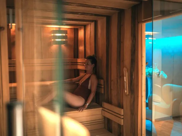Die Dame in der Sauna des Campingplatzes Les Méditerranées Beach Garden in Roan.