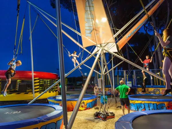 Kinder auf den Trampolinen im Roan camping hu Fabulous Village.
