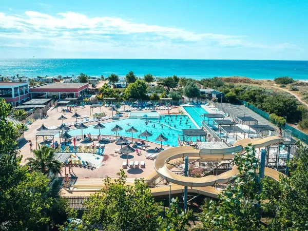 Übersicht über die Poolanlage des Campingplatzes Roan Les Méditerranées Beach Garden.