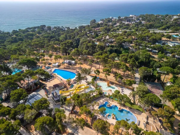 Überblick über die Schwimmbäder und die grüne Umgebung des Campingplatzes Roan Internacional de Calonge.
