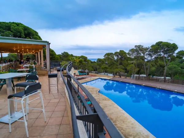 Terrasse am Pool des Campingplatzes Roan Internacional de Calonge.