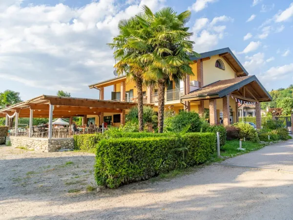 Die Rezeption des Campingplatzes Roan Okay Lido.