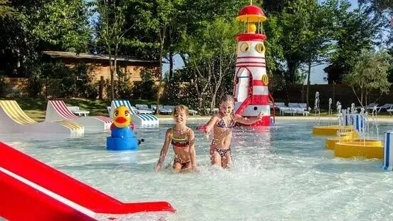 Wasserspielplatz auf dem Campingplatz Roan Serignan Plage.