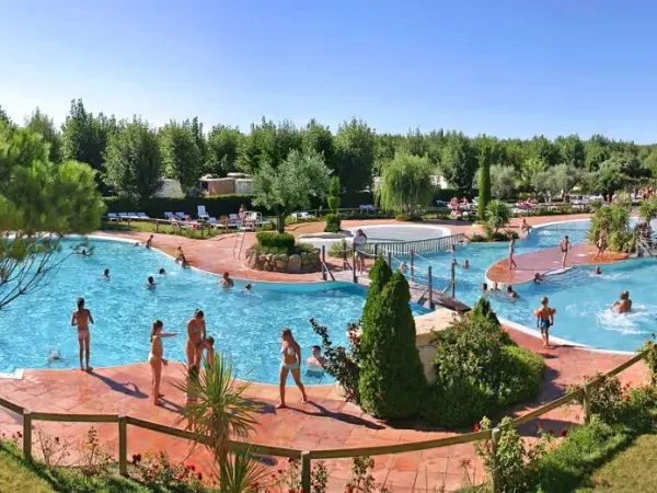 Übersicht über das Schwimmbad auf dem Campingplatz Roan Le Serignan Plage.