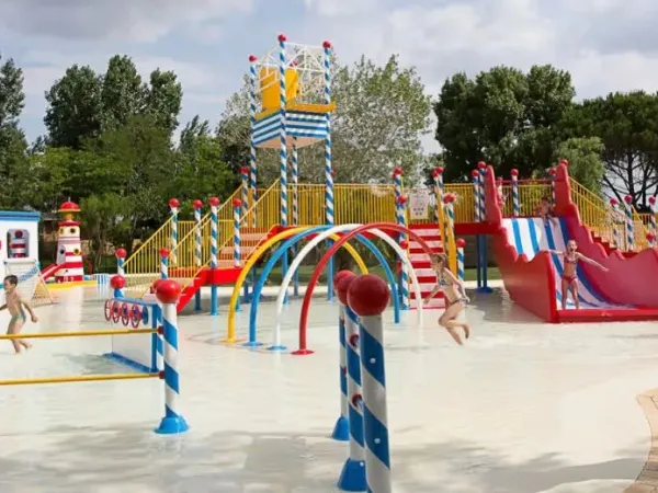 Großer Wasserspielplatz auf dem Campingplatz Roan Le Serignan Plage.