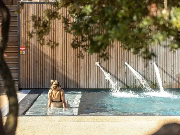 Ein Übersichtsfoto vom Schwimmbad des Roan camping Domaine de Massereau.