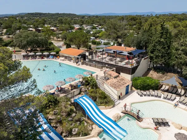 Das Schwimmbad mit Rutschen auf dem Campingplatz Roan Domaine de la Noguière.