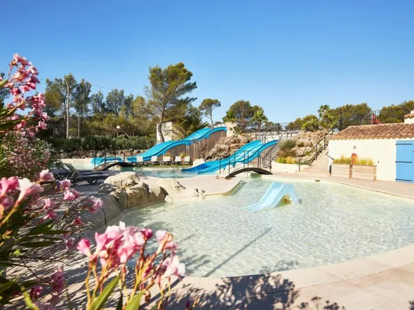Schwimmbadkomplex auf dem Roan Campingplatz Domaine de la Noguière.