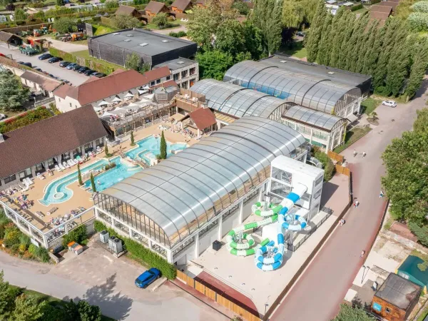 Übersicht über das Hallen- und Freibad des Campingplatzes La Croix du Vieux Pont in Roan.
