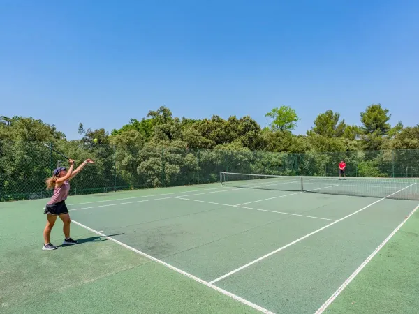 Die Gäste spielen eine Partie Tennis auf dem Campingplatz Roan Domaine de Massereau.